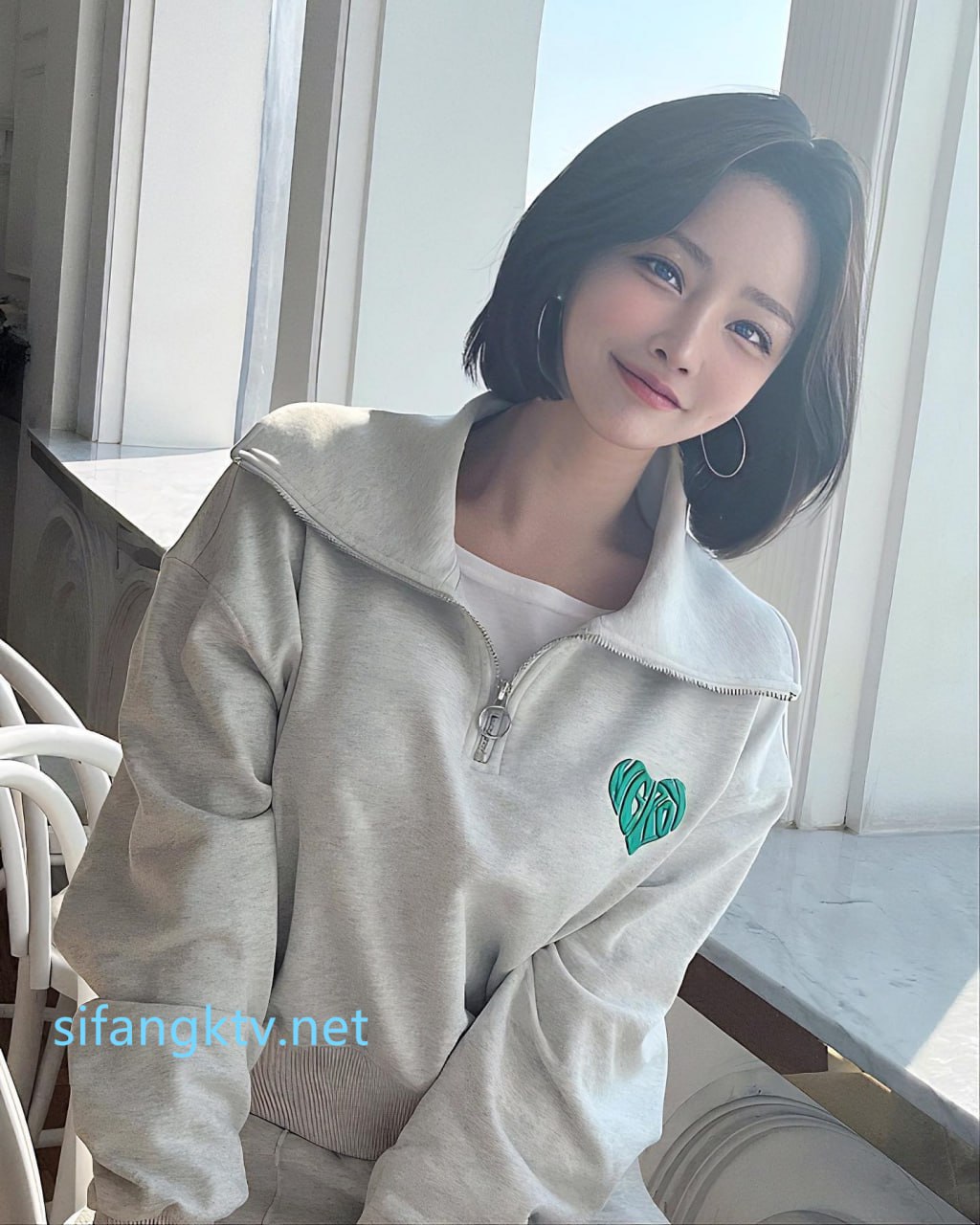 高颜值白虎萌妹子大白美乳道具自慰 椅子上振动棒抽插淫语骚话呻吟娇喘 很是诱惑喜欢不要错过